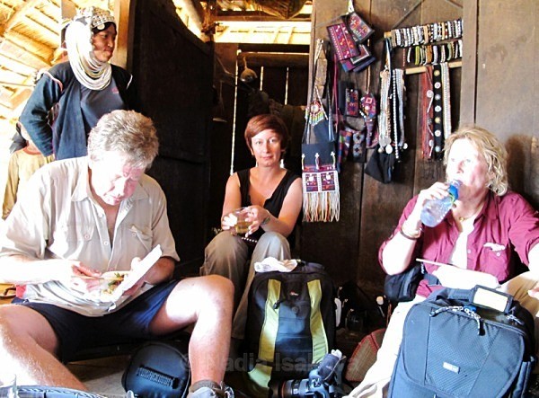 Burma 36 cc - The Burmese Adventure - monks, fishermen and more monks