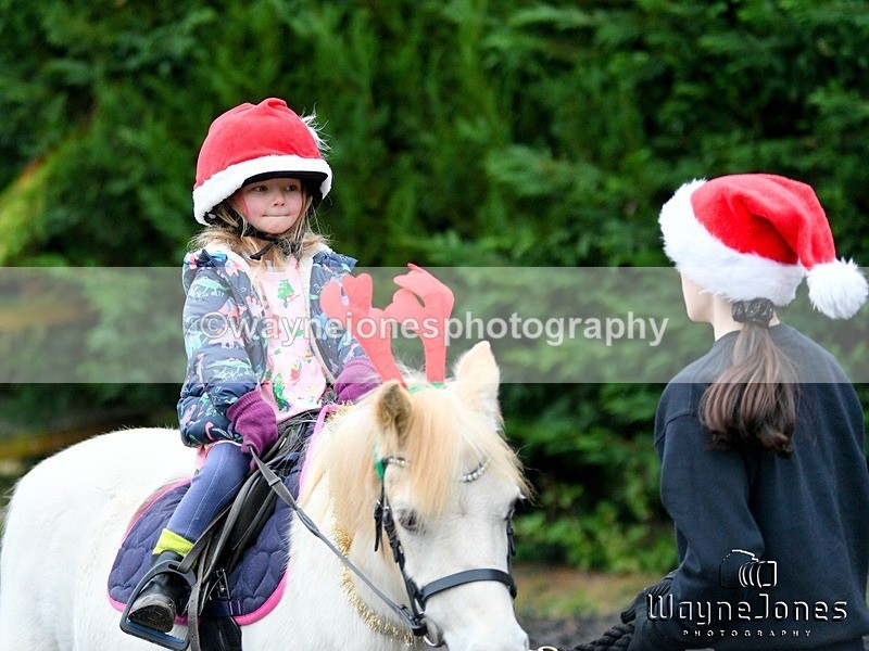 WJ5_3601 - Tanners Christmas Yard Fun 23-12-24