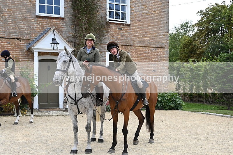 WJ6_3639 - Berks & Bucks - The Old farmhouse - Hound Exercise 20-08-25