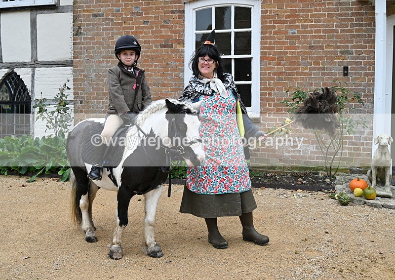 WJ7_7015 - Berks & Bucks - Children's Meet - The Old Farmhouse – Steventon.