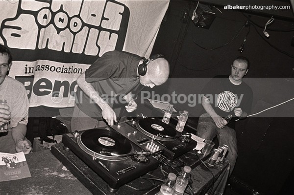 32 christian-wood  mark-torkington - Friends-&-Family @ the-roadhouse 27.09.01