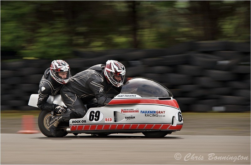 Over the shoulder - Action