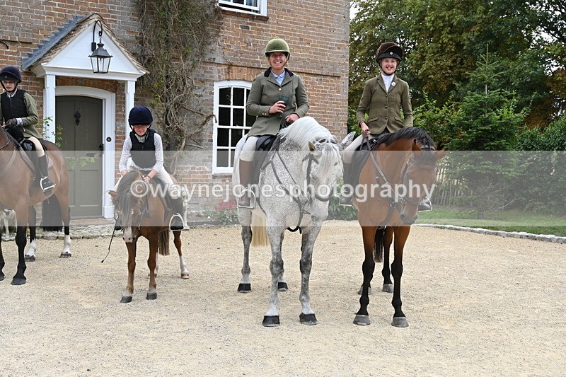 WJ6_3700 - Berks & Bucks - The Old farmhouse - Hound Exercise 20-08-25