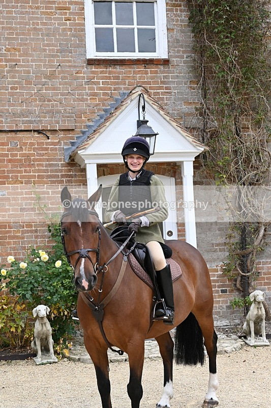 WJ6_3578 - Berks & Bucks - The Old farmhouse - Hound Exercise 20-08-25