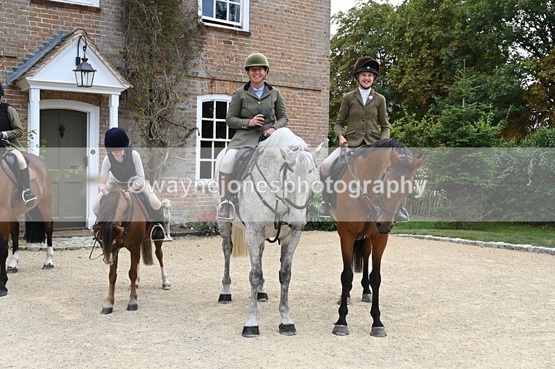 WJ6_3698 - Berks & Bucks - The Old farmhouse - Hound Exercise 20-08-25