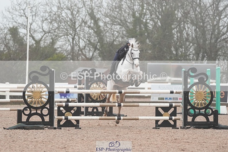 251207-122031-02041 - Cls 20 Snr Newcomers and 1.10m
