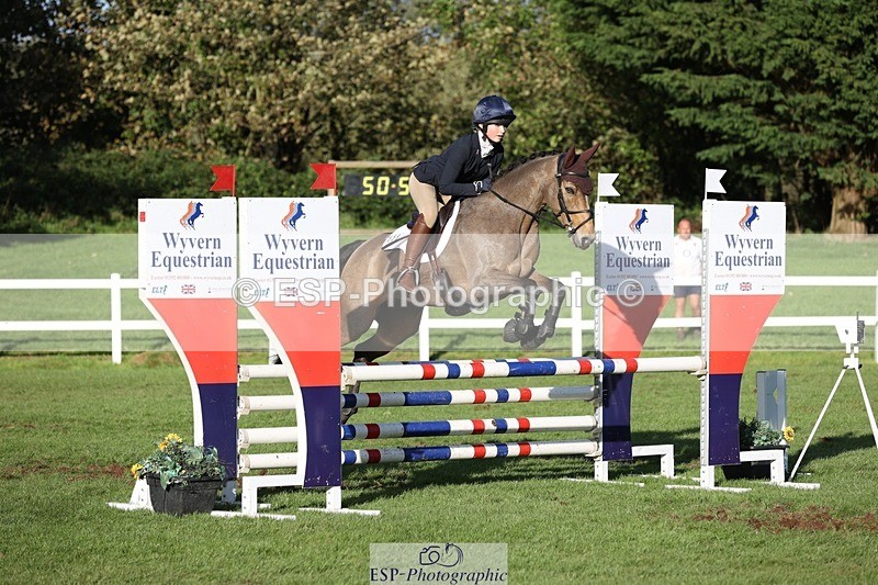 231022-155458-30004 - 558-BATHLEYHILLS.GOLDEN.SPRAY-Cleo.Whitbread-TrotUp+SJ