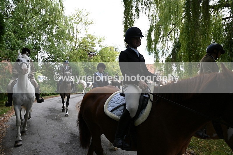 WJ6_4022 - Berks & Bucks - The Old farmhouse - Hound Exercise 20-08-25