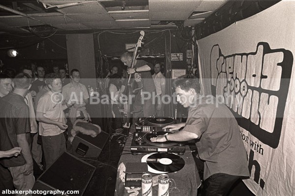 11 fingathing - Friends & Family @ the-roadhouse 18.11.00