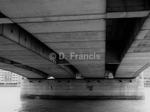 London Bridge (b&w) - By The Thames