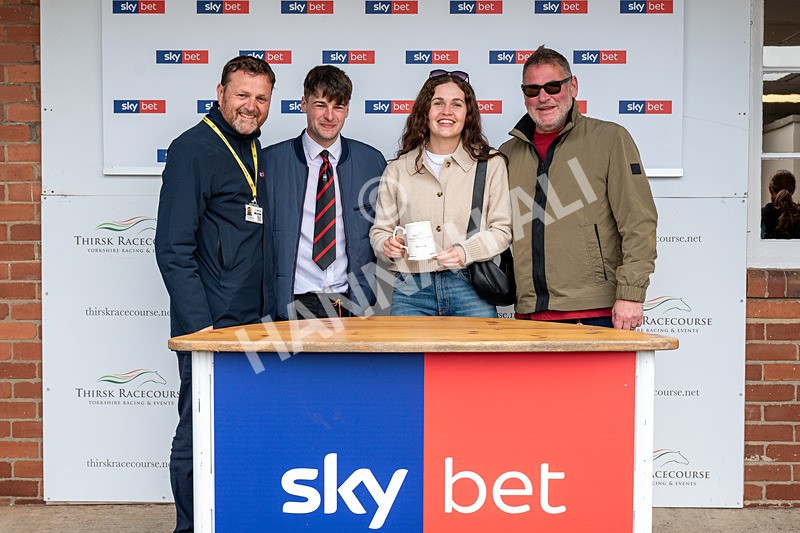 160526-Race 4-Right And Exact-3604 - Race 4 3.37pm Sky Bet For The Fans Handicap