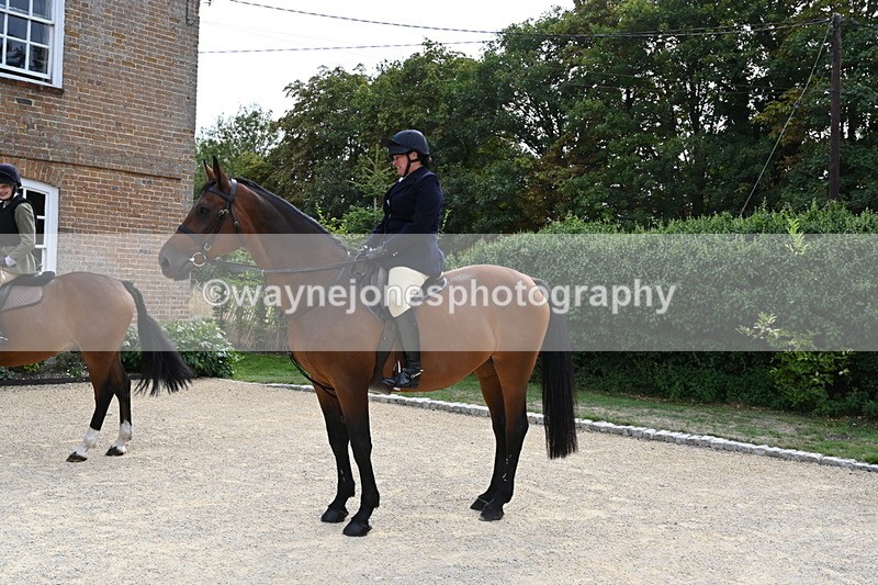 WJ6_3449 - Berks & Bucks - The Old farmhouse - Hound Exercise 20-08-25