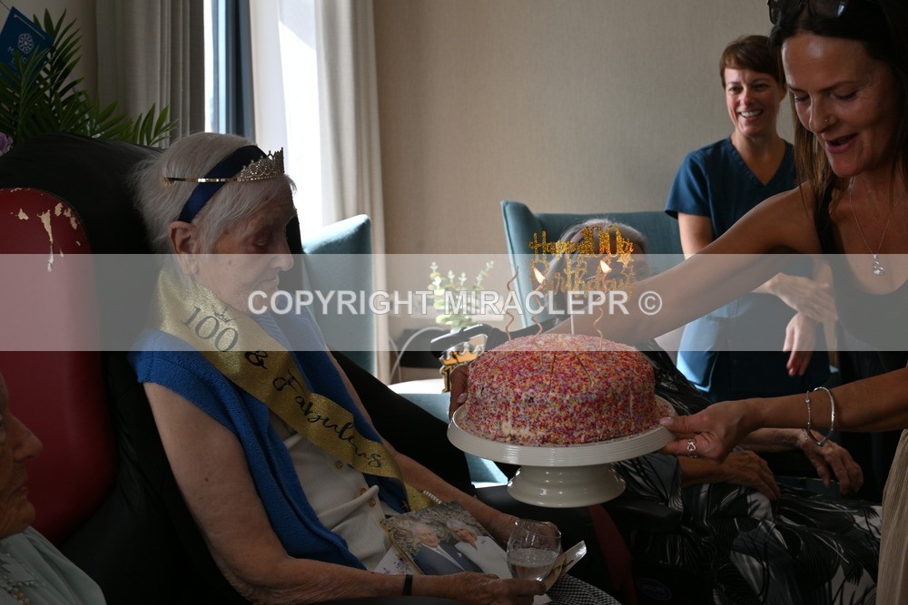 AM3_1260 - Iris and Betty.