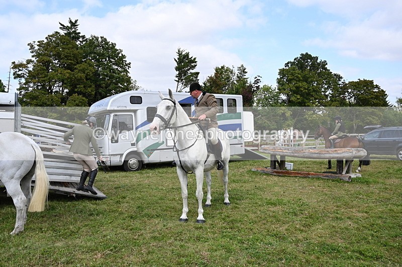 WJ6_3116 - Berks & Bucks - The Old farmhouse - Hound Exercise 20-08-25
