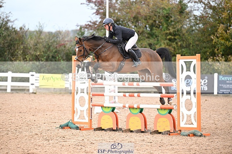251022-142559-00653 - Cls 6 Snr Foxhunter 1.20m