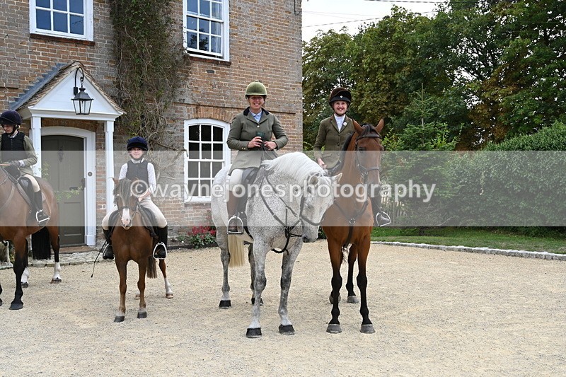 WJ6_3719 - Berks & Bucks - The Old farmhouse - Hound Exercise 20-08-25