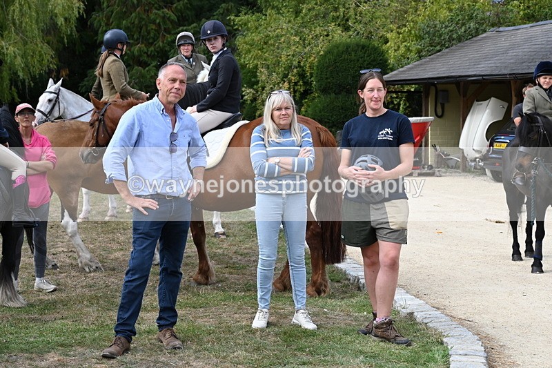 WJ6_3855 - Berks & Bucks - The Old farmhouse - Hound Exercise 20-08-25