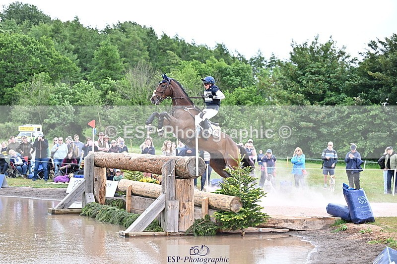 250525A-133250-16254 - D-451-Laura.Collett-DRUMGIVEN.MR.CHARISMA