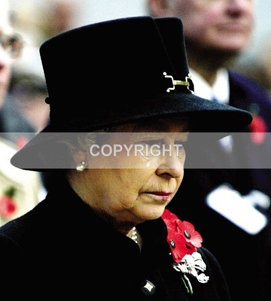 E-69 Q Eliz grieving-3 - English Royals