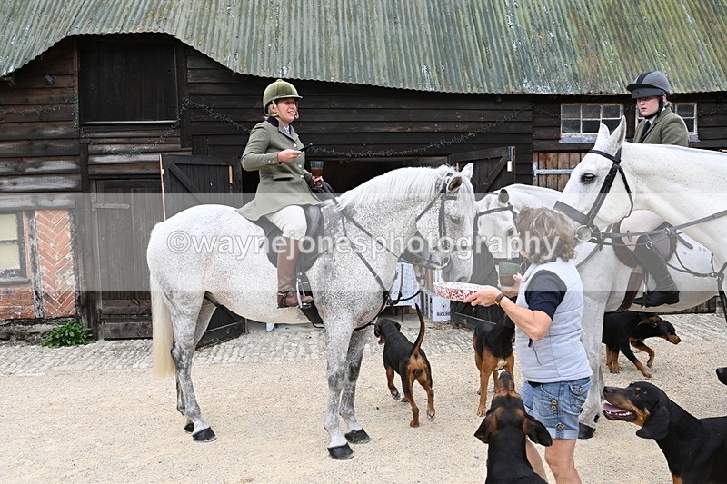 WJ6_3572 - Berks & Bucks - The Old farmhouse - Hound Exercise 20-08-25