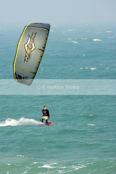 LA010407-2 - Kite Surfing