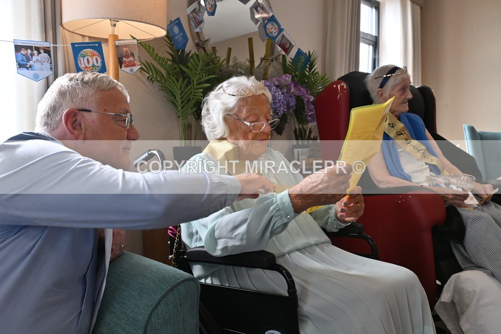 AM3_1096 - Iris and Betty.