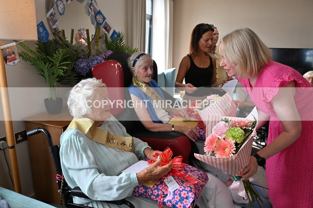 AM3_1344 - Iris and Betty.