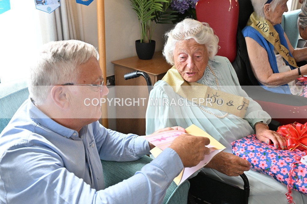 AM3_1408 - Iris and Betty.