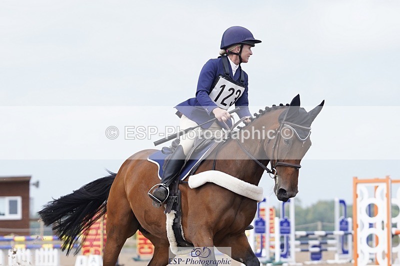 240831A-121602-01473 - 123-Fiona.Jones-ABBY.VD.BERGHOEVE.Z