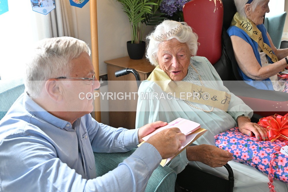 AM3_1400 - Iris and Betty.
