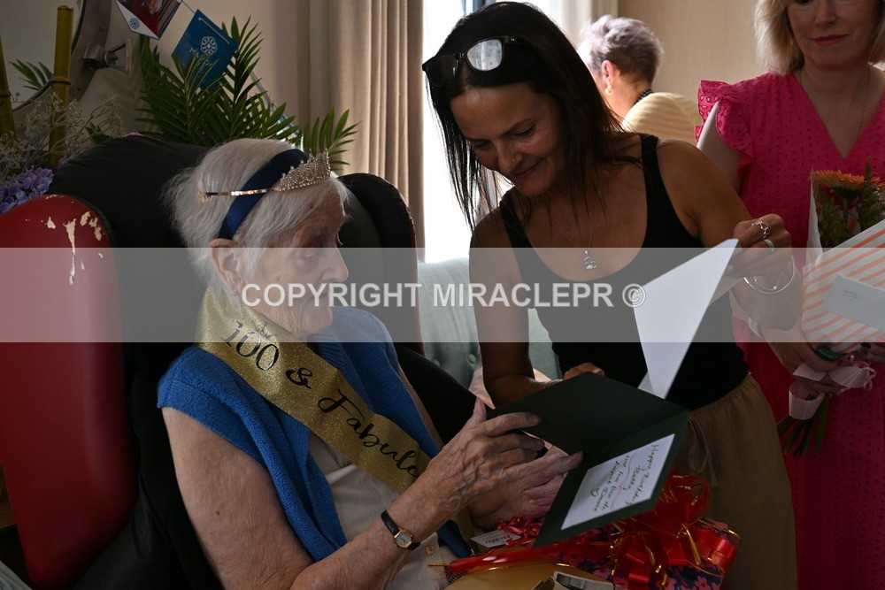 AM3_1359 - Iris and Betty.