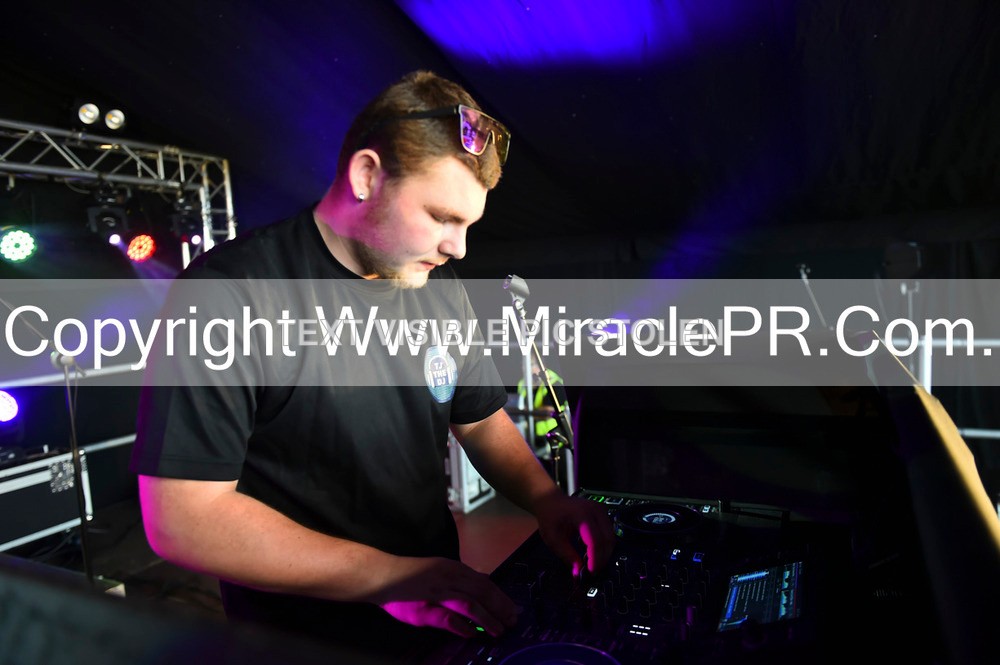 SH4_9965 - Tj the DJ