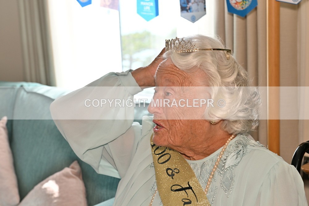 AM3_0837 - Iris and Betty.