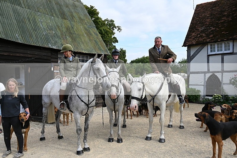 WJ6_3877 - Berks & Bucks - The Old farmhouse - Hound Exercise 20-08-25