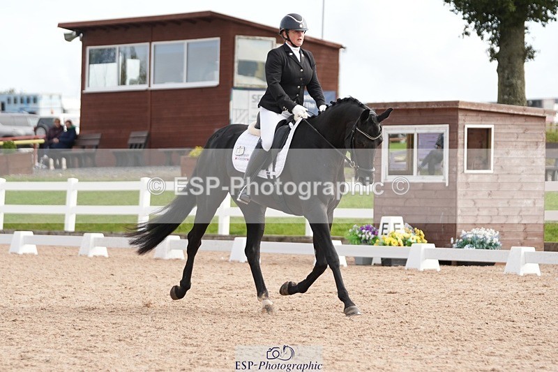 250906-101923-01471 - 003-Helen.JamesDecadent