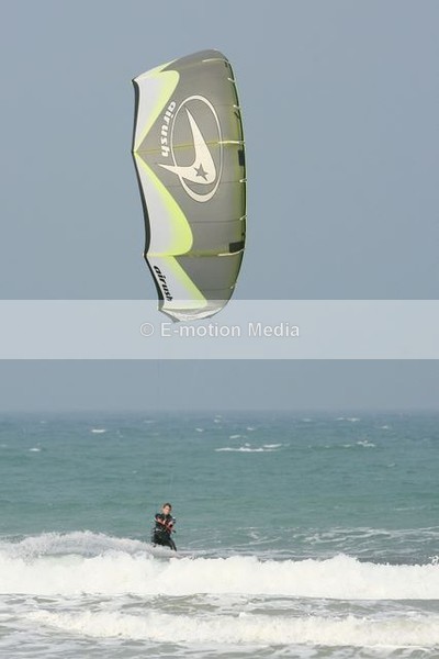 la250307-1 - Kite Surfing