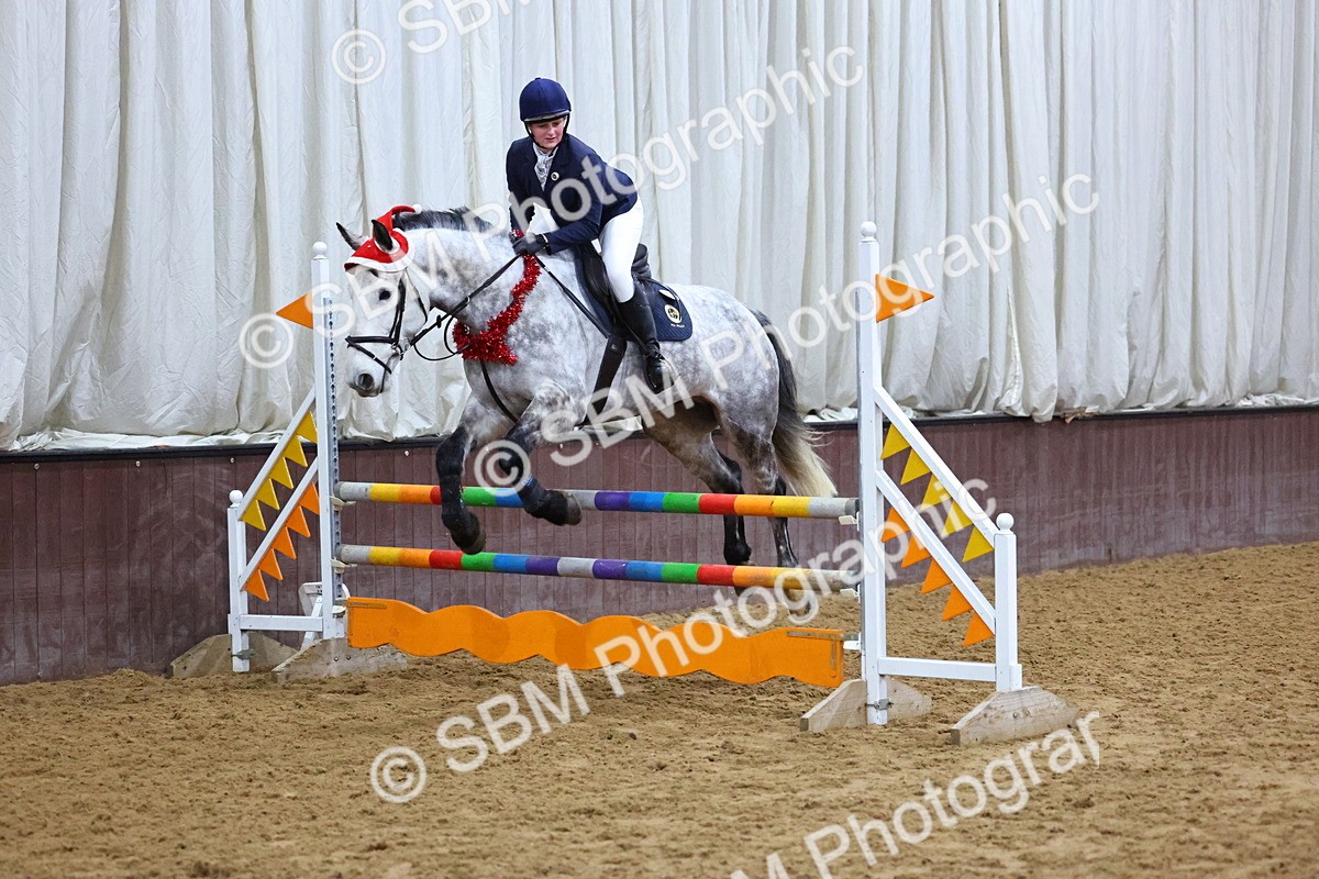 SBM_002806 - Class 6 - Holly & Ivy Stakes - 90cm