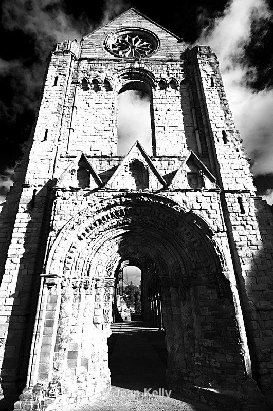 Jedburgh Abbey - 8433 - Black and white