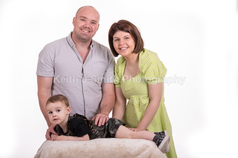 2KJS2732 - Jannie, Kristen & family. Studio