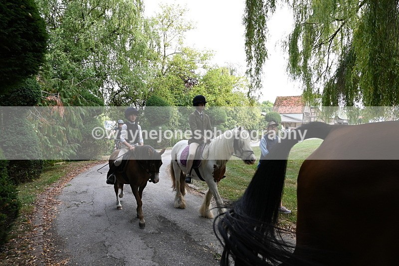 WJ6_4075 - Berks & Bucks - The Old farmhouse - Hound Exercise 20-08-25