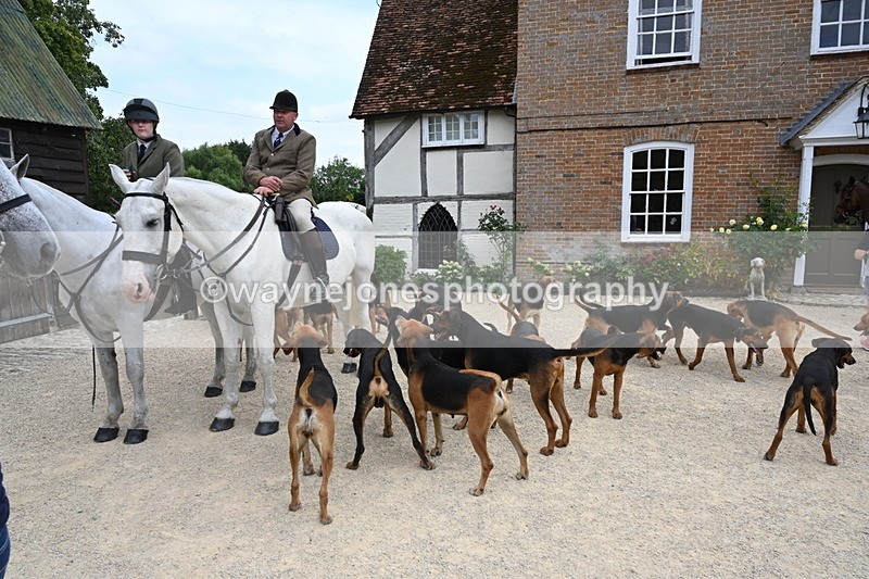 WJ6_3568 - Berks & Bucks - The Old farmhouse - Hound Exercise 20-08-25