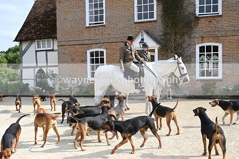 WJ6_3297 - Berks & Bucks - The Old farmhouse - Hound Exercise 20-08-25