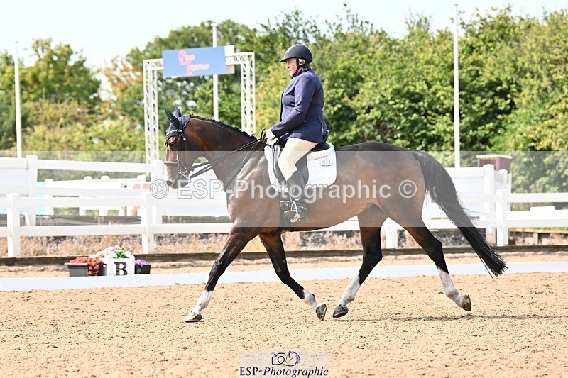 250815-111725-00575 - 031-Nicola.SealRebel.Heart