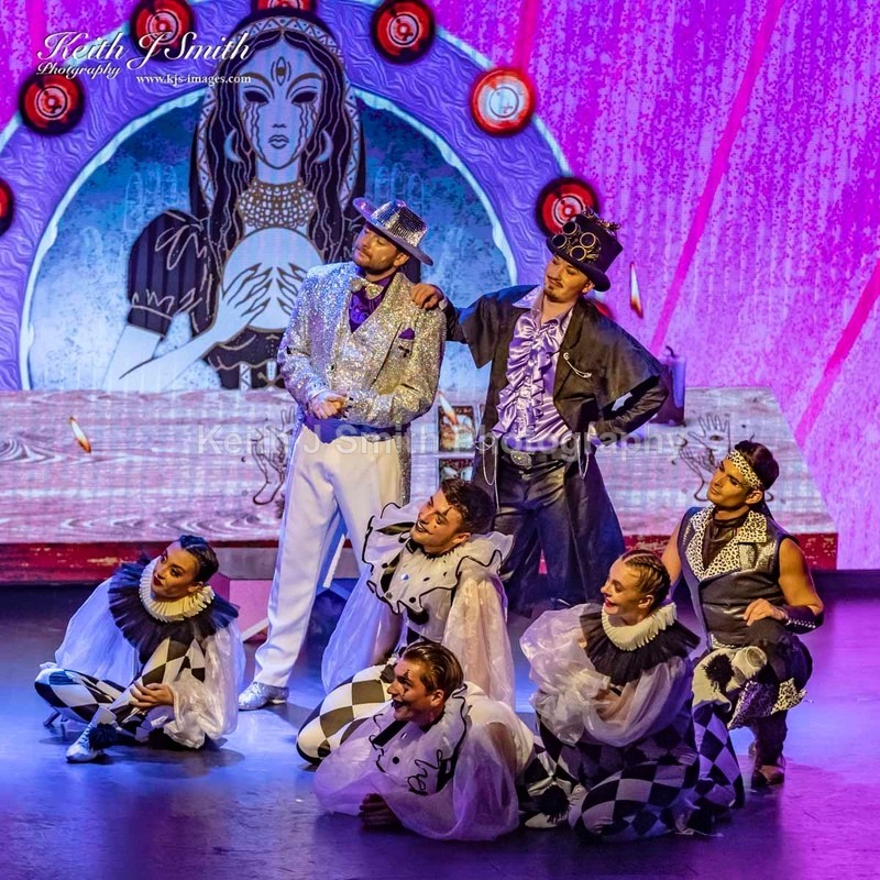 7KJS1255 - Ambition show team