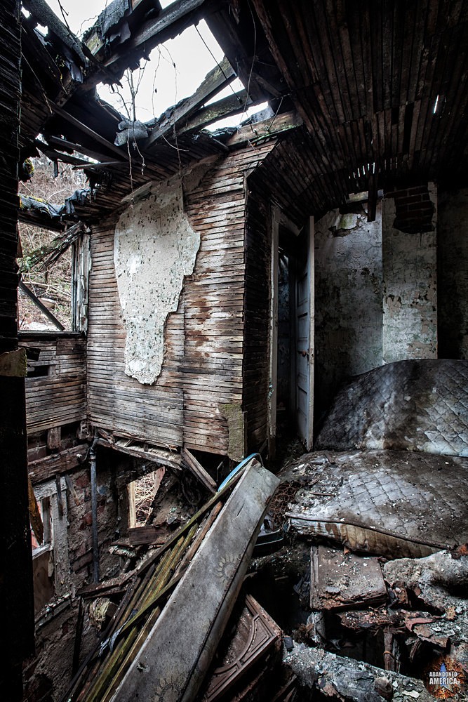 Abandoned Lincoln Way (Clairton, PA) | Sagging Second Floor