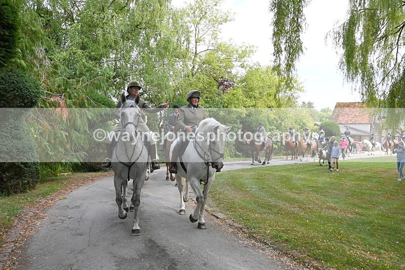 WJ6_3985 - Berks & Bucks - The Old farmhouse - Hound Exercise 20-08-25