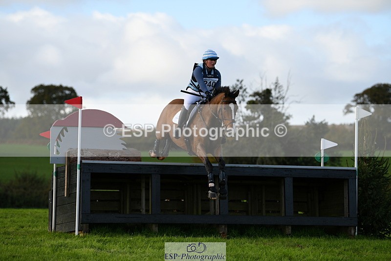 251024A-152830-14765 - C-240-Issy.Hollidge