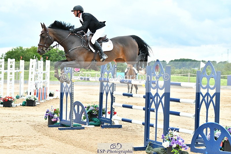 230720A-150100-03663 - Cls 9, 2 Star Big 1.40m Start to break