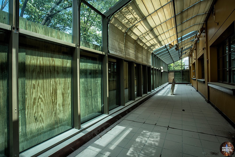 Owings Mills Mall (Owings Mills, MD) | Restaurant Porch - Owings Mills Mall