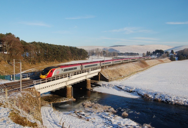 7.12.10 - 390019 'Virgin Warrior' 09.30 Euston - Glasgow, Crawford - West Coast Main Line (north to south)